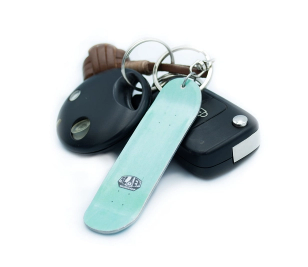 Alien skate keychain